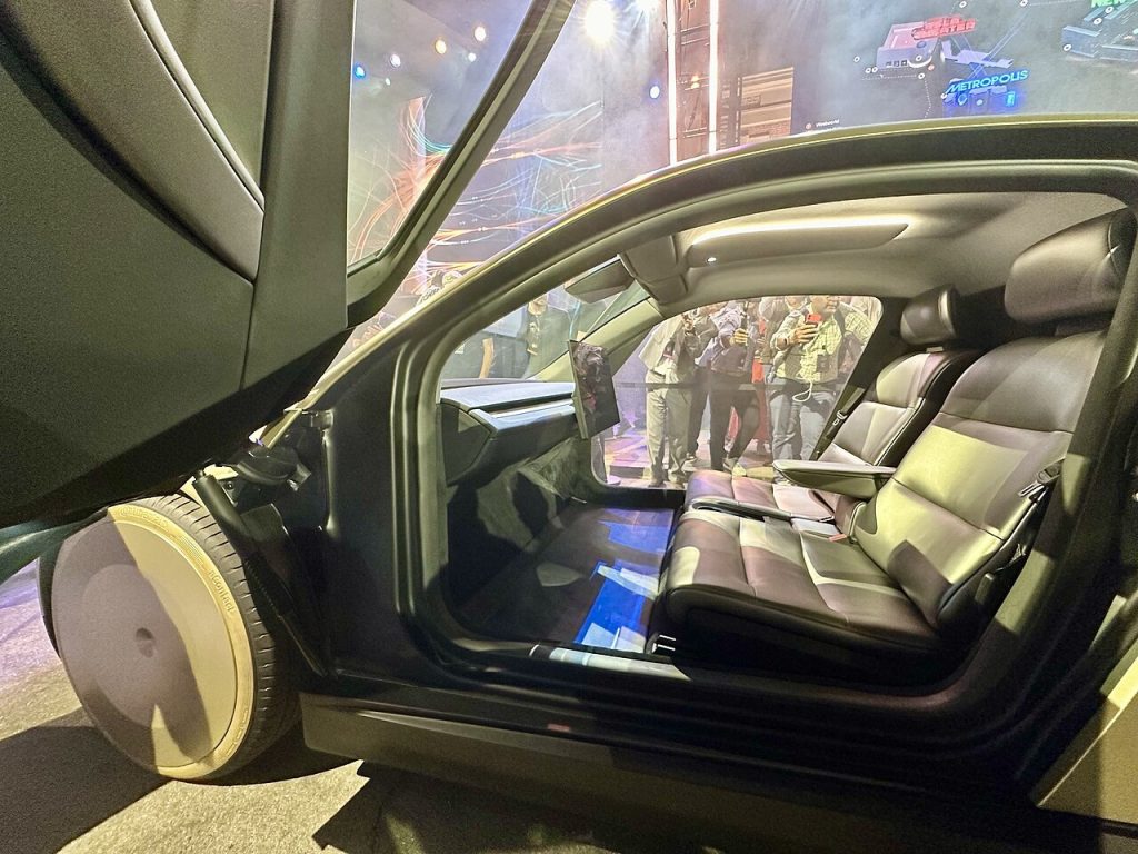 Tesla запустила платное роботакси Cybercab в Остине